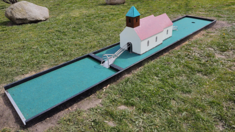 Mini-udgave af Hjarnø Kirke på minigolfbane hos Hjarnø Minigolf