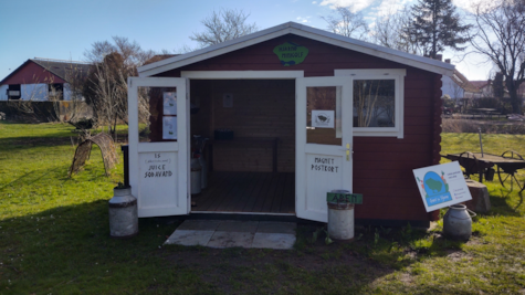 Åben butik hos Hjarnø Minigolf