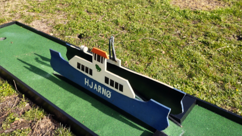 Міні-версія порома Hjarnø на полі для міні-гольфу Hjarnø Minigolf