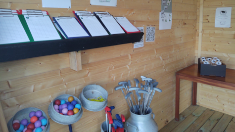 Golfkøller, golfbolde og scoreboards hos Hjarnø Minigolf