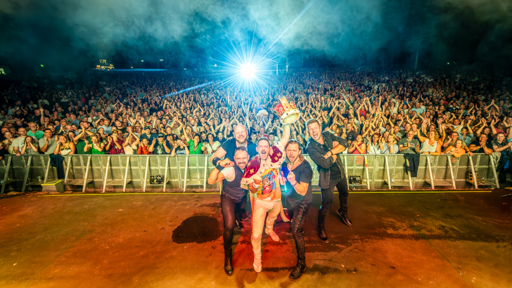 Queen Machine takes a photo with the audience from the stage in Lunden in Horsens