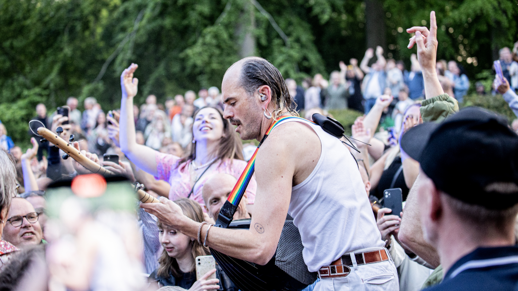 The guitarist plays guitar among the audience at the Hugorm concert in Lunden in Horsens