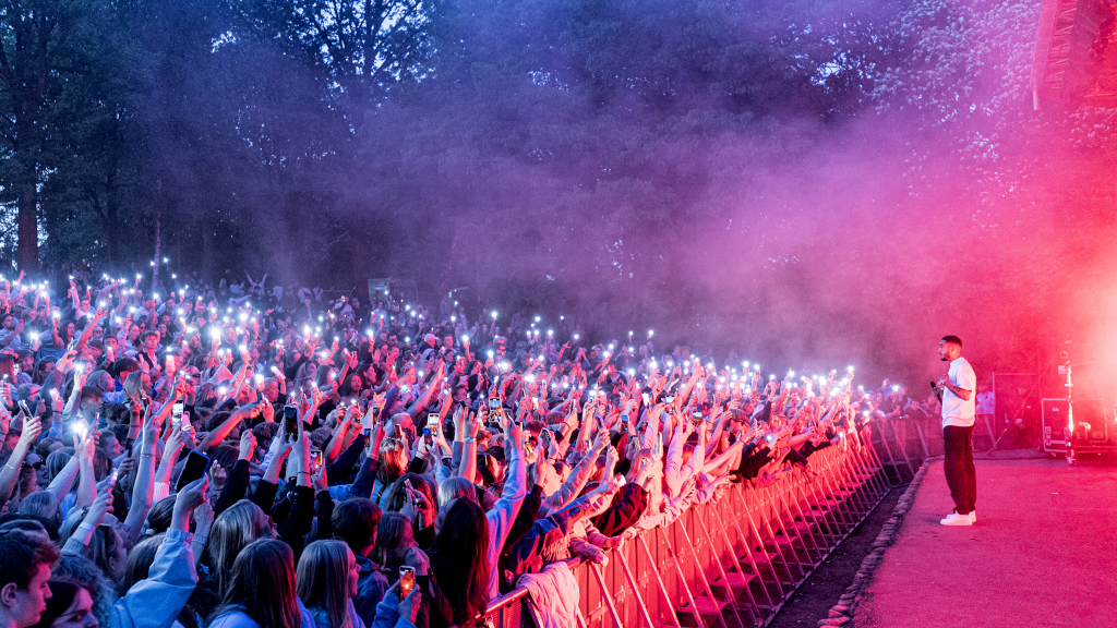 Kesi on stage at the concert in Lunden in Horsens