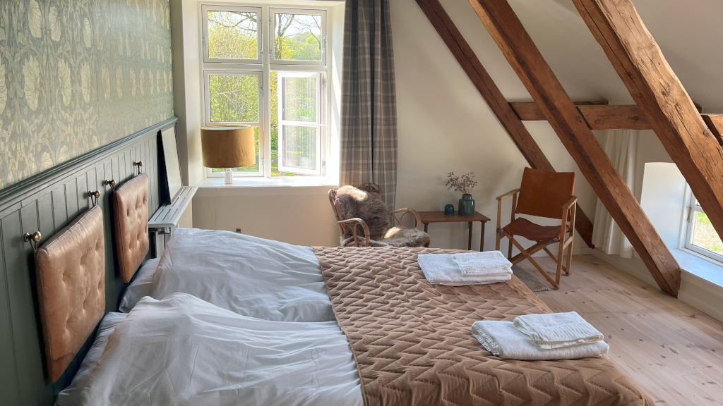A cozy bedroom with a double bed at Reballegaard