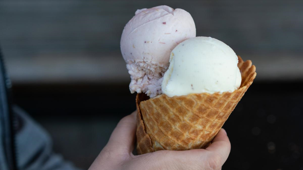 An ice cream cone with two scoops from Fru Møllers Mølleri