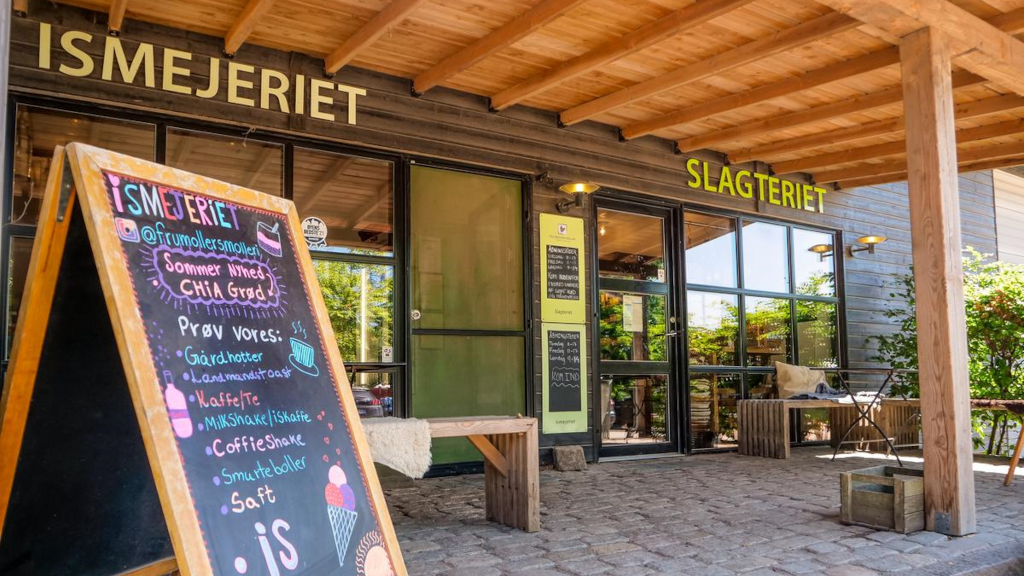 Entrance area to the ice cream shop and butcher's store at Fru Møllers Mølleri