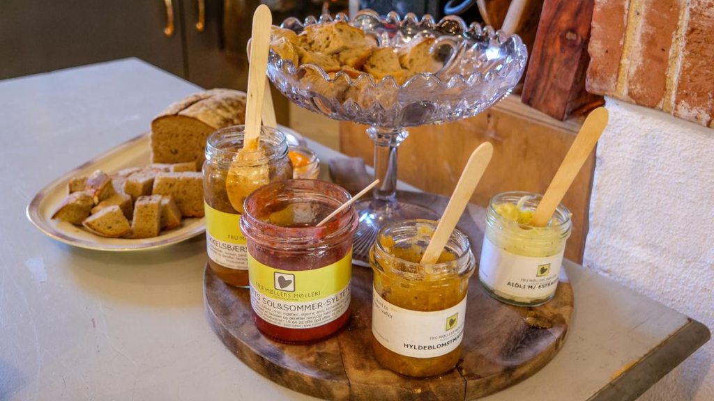 Tasting samples of jams and aioli from Fru Møllers Mølleri