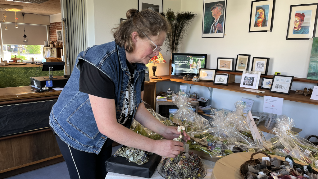 Inge Kunz is making a wreath at Sdr. Vissing Torvehal