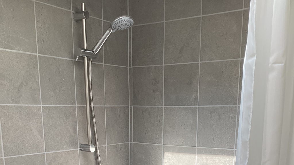 Shower cabin in the bathroom at Anneks127