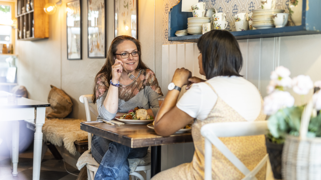 To friends are eating lunch at Spisekammeret