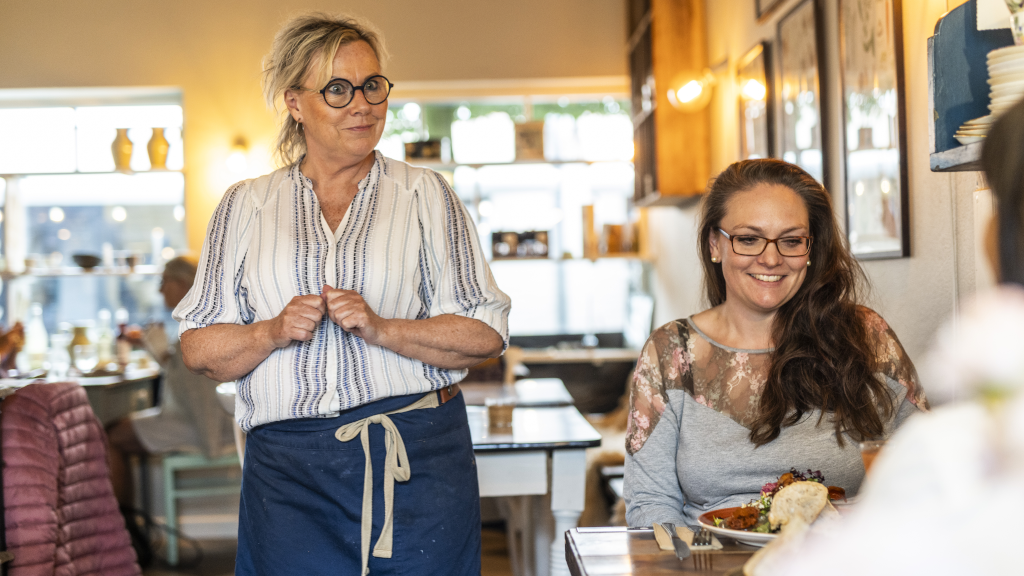 Ein Kellner bedient einen Tisch bei Spisekammeret