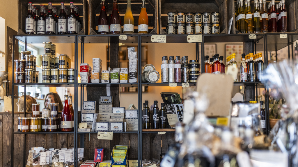 Viele verschiedene Spezialitäten auf den Regalen bei Spisekammeret in Horsens