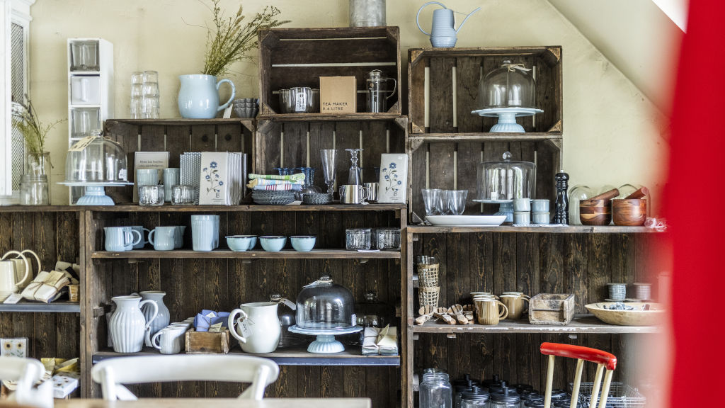 Gebrauchskunst und Küchenutensilien auf den Regalen im Geschäft Spisekammeret in Horsens