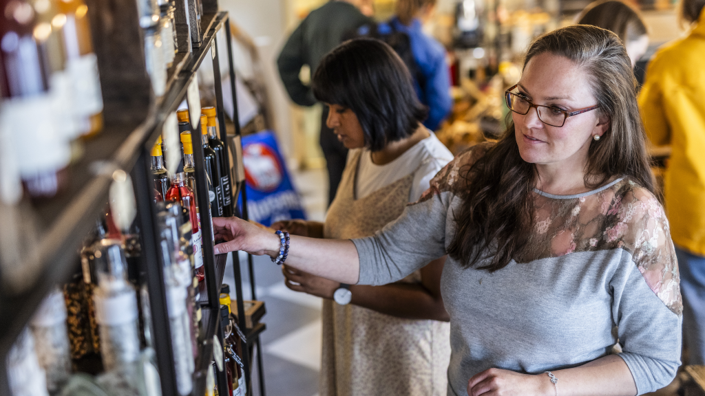 Eine Frau schaut sich Spezialitäten im Geschäft Spisekammeret in Horsens an