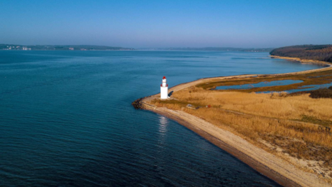 Et dronefoto af Stouby Strand og Træskohage Fyr