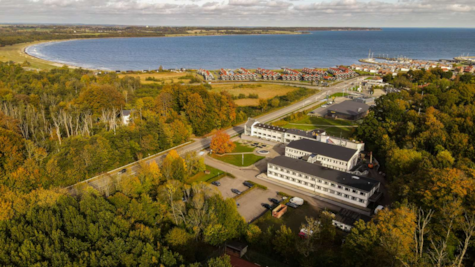 Luftfoto af Sandbjerg vig og Hotel Juelsminde Strand