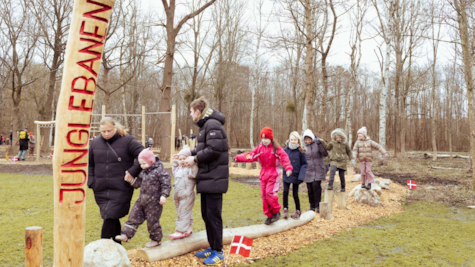 Børn på en lang række på junglebanen i Bygholm Park