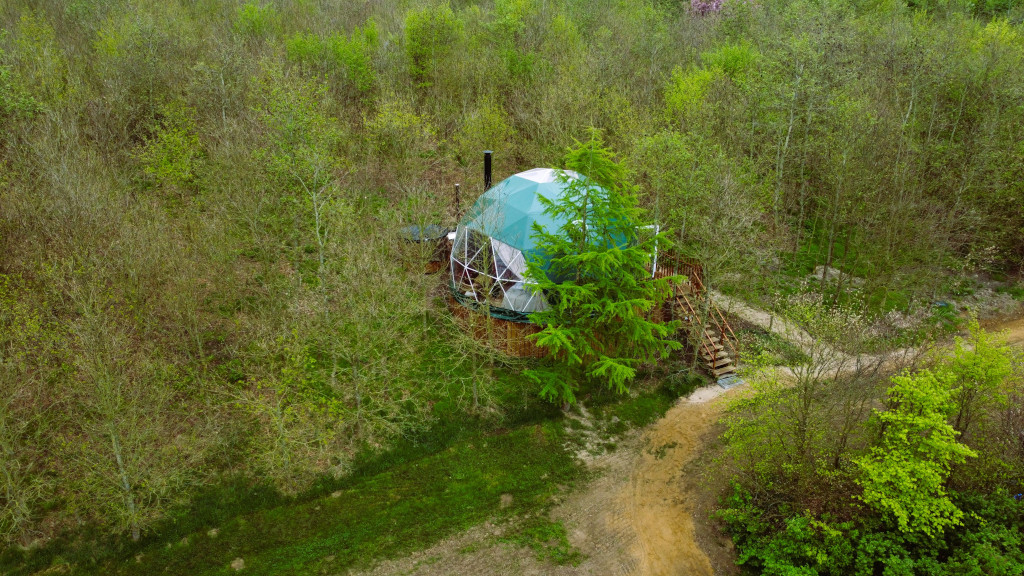 The glamping dome Bøgebjerg seen from above, surrounded by trees