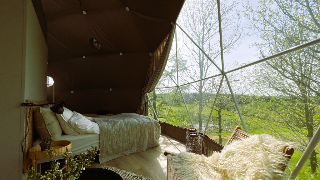BØGEBJERG Glamping dome bed with a view