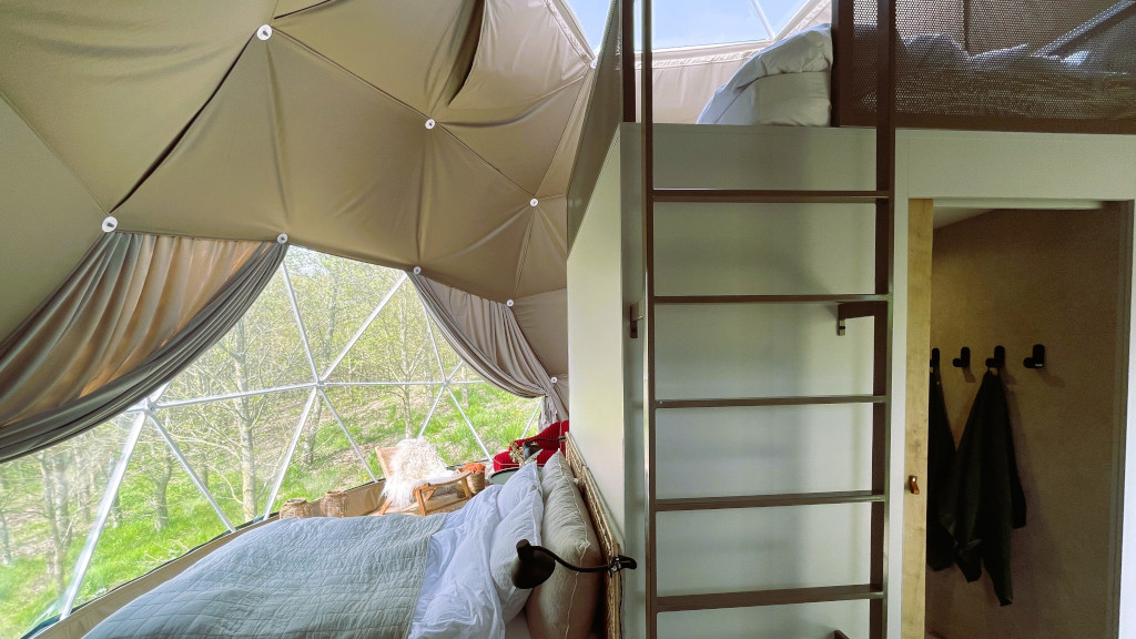 Bed and loft in the BØGEBJERG glamping dome