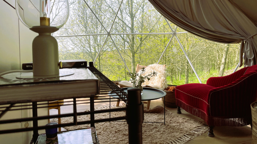 Cozy corner in the BØGEBJERG glamping dome