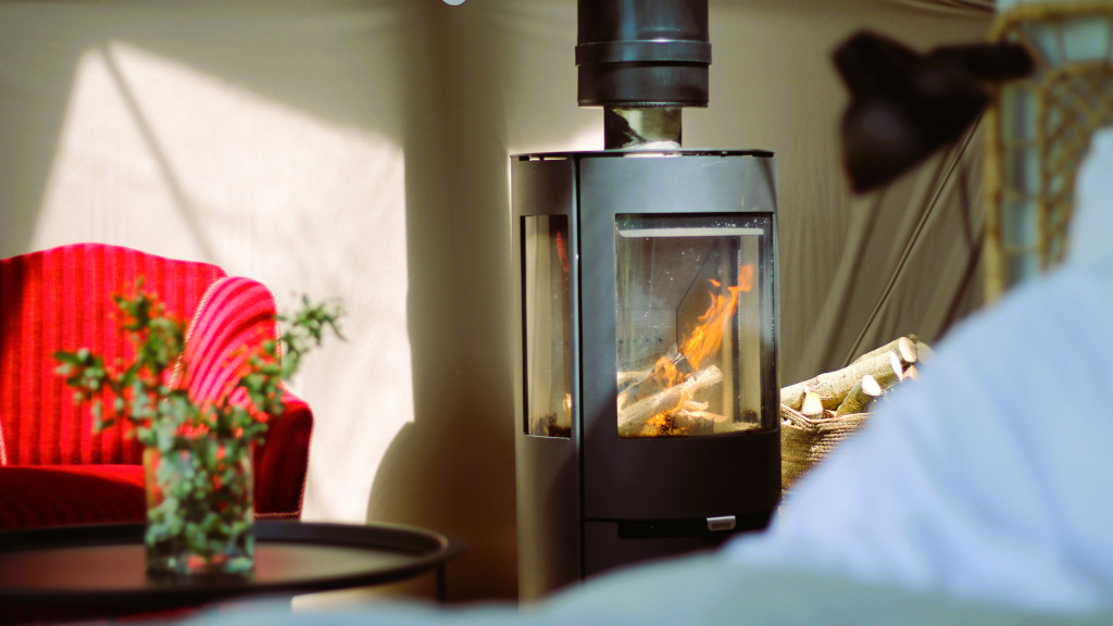 Wood-burning stove in the BØGEBJERG glamping dome