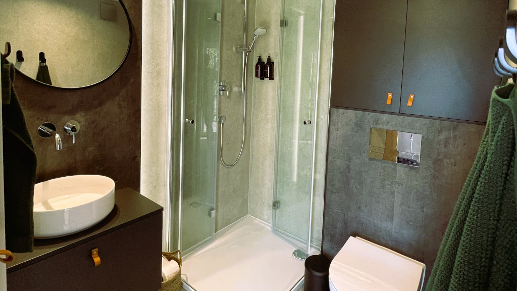 The bathroom in the BØGEBJERG glamping dome