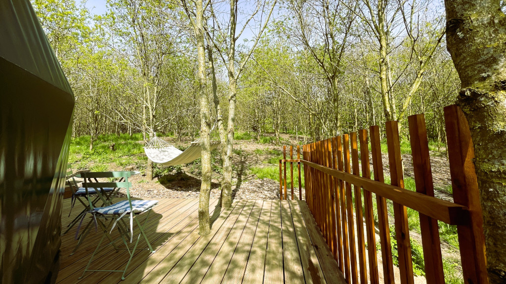 Terrace with a hammock at the BØGEBJERG glamping dome