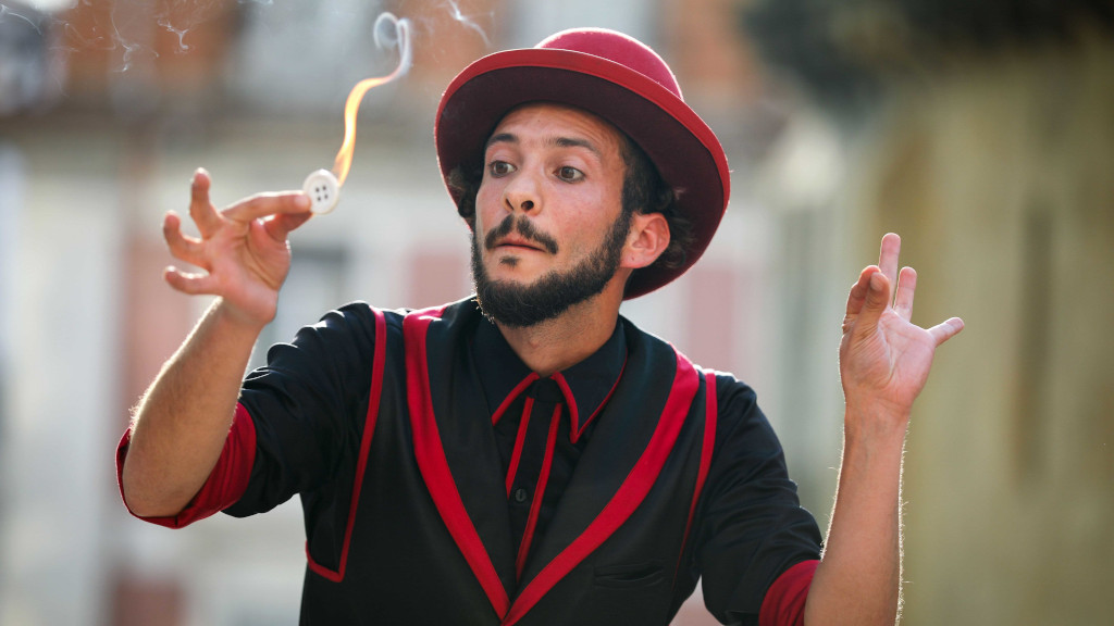 Magiker holder en brændende knap