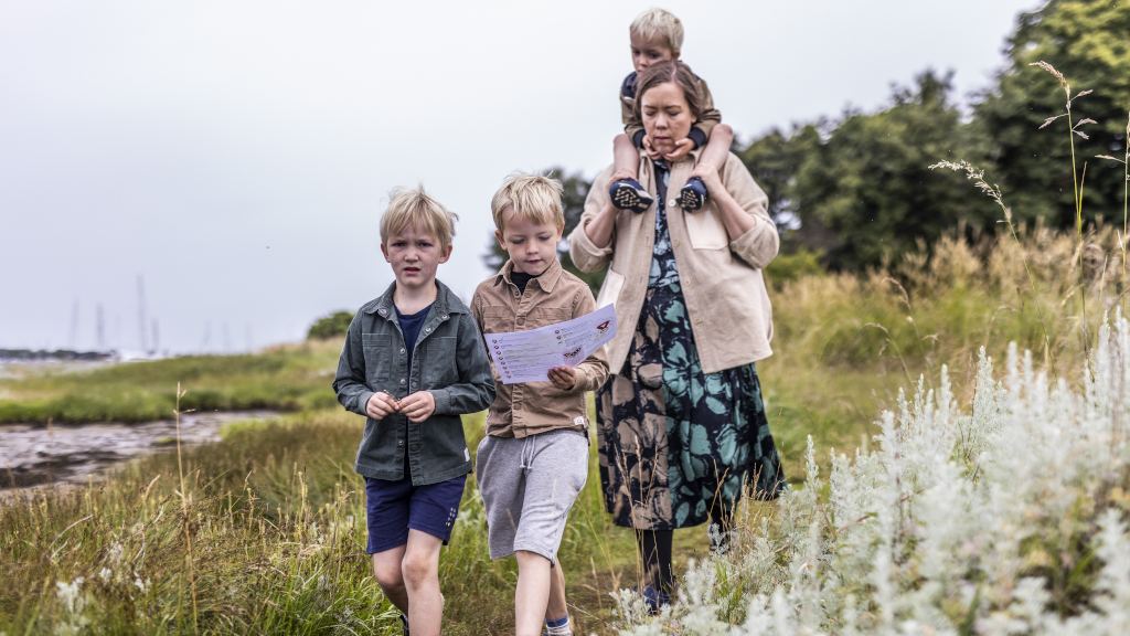 A family with a mother and three boys is participating in the Hjarnø Treasure Hunt