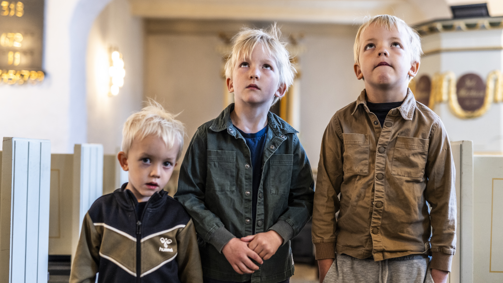 Three boys are looking up at the ceiling in Hjarnø Church