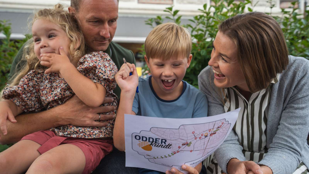 Family filling out treasure maps from the Odder Treasure Hunt