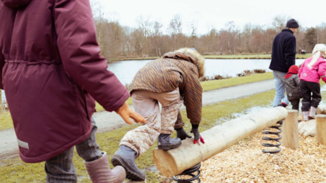 Børn går på balancebom i tarzanbanen i Bygholm Park