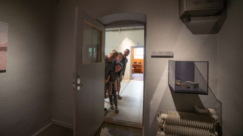 Familie kigger ind i celle på fængselsmuseet i Horsens