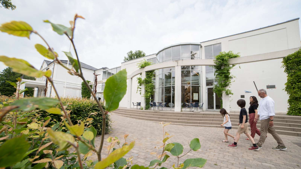 Familie går ved indgangen til Horsens Kunstmuseum