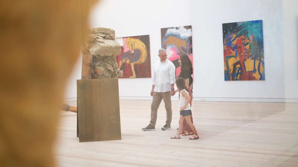 Familie kigger på en skulptur i udstillingssal hos Horsens Kunstmuseum