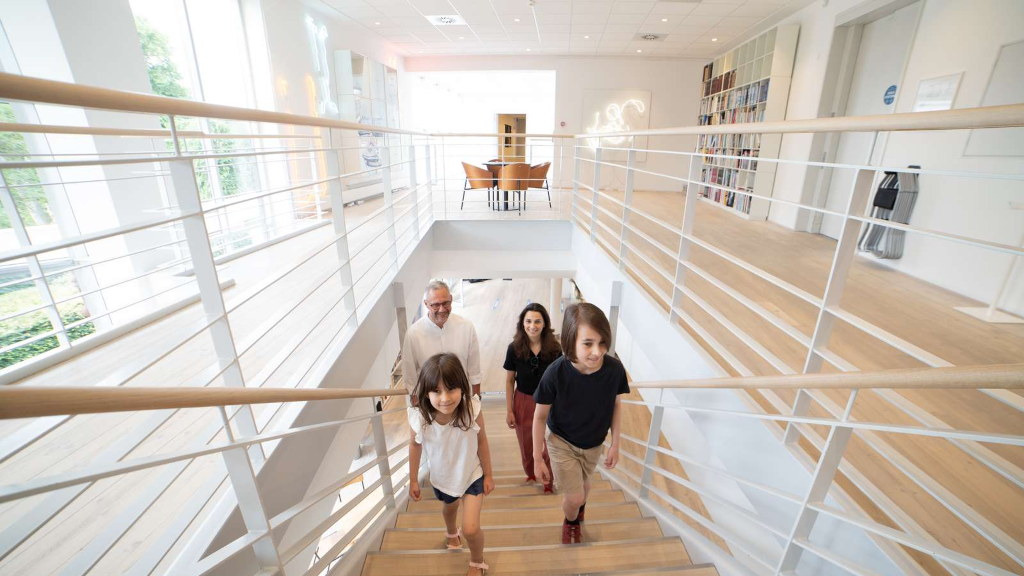 En familie går op ad trapper på Horsens Kunstmuseum