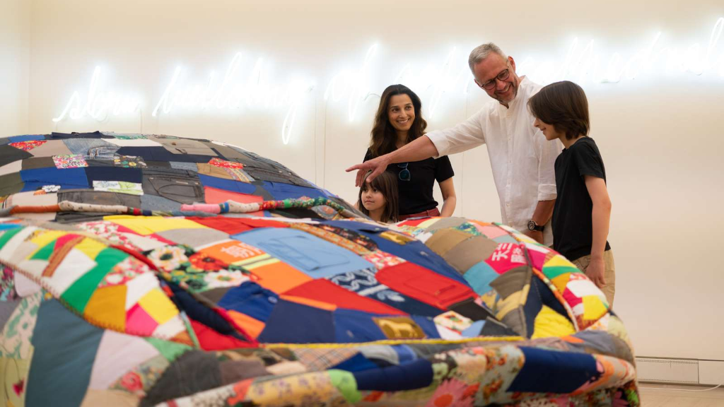 En far viser sin familie en bil af stof hos Horsens Kunstmuseum