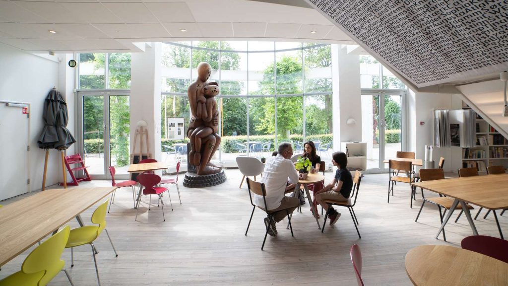 En familie sidder i caféen hos Horsens Kunstmuseum