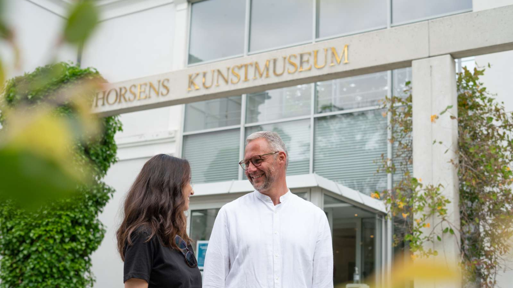 Et par står foran indgangen til Horsens Kunstmuseum