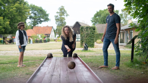 En familie bowler hos Glus Museum