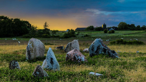 Vikingeskibssætningen Kalvestenene på Hjarnø ved solnedgang