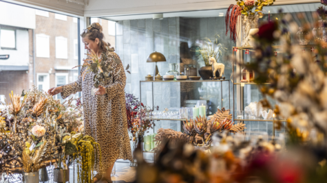 Indehaveren af butikken Karmen laver en buket blomster i sin butik