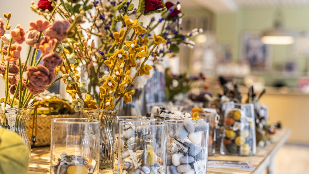 Flowers and decorative stones on the shelves in the store Karmen in Brædstrup