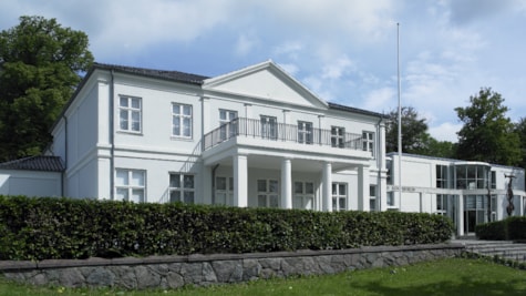 Facaden på Horsens Kunstmuseum set fra Menneskemuren i Caroline Amalie Lund.