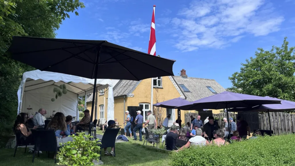 The facade and garden at the Old Post Office on Tunø