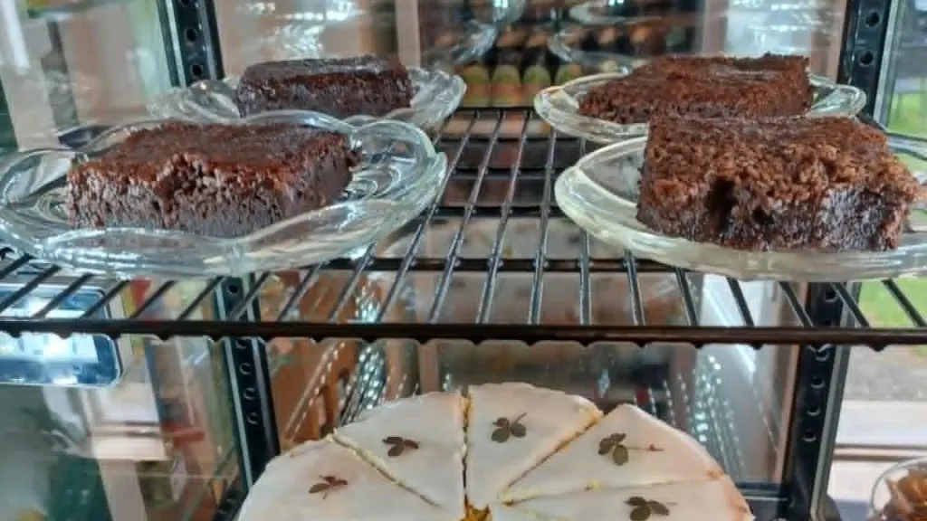 Cakes in display case at Tunø Det Gamle Posthus