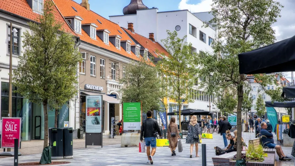 Handlende fodgængere på Søndergade i Horsens