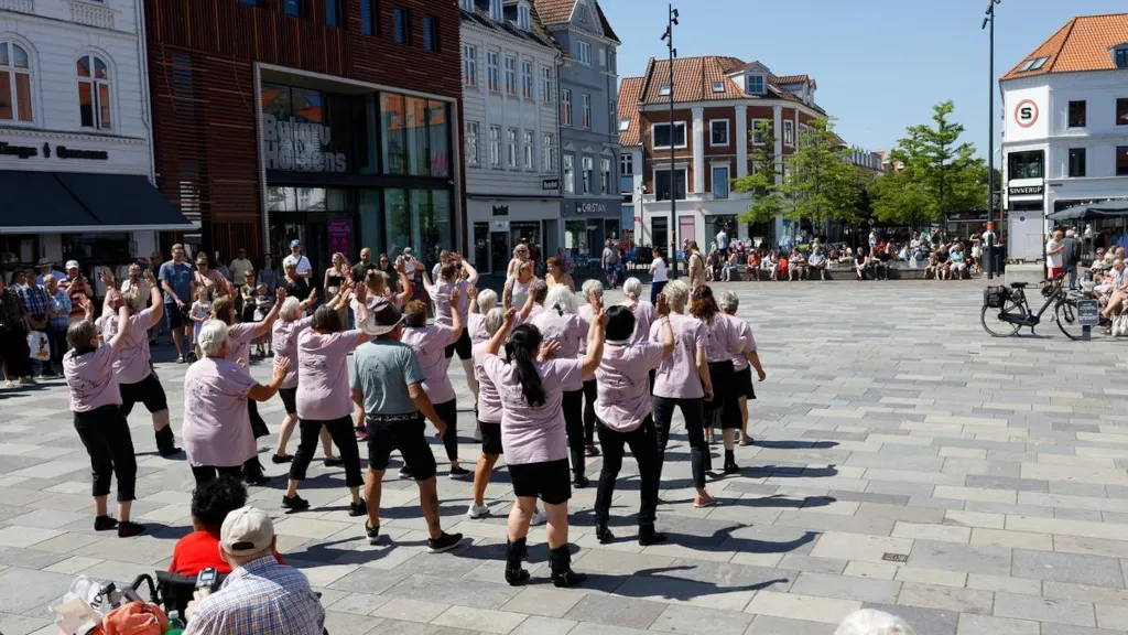 Kvinder danser på Søndergade i Horsens