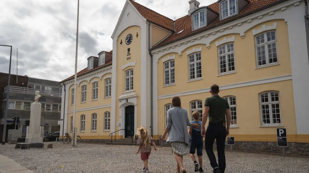 En familie kigger op på den gamle politistation i Odder